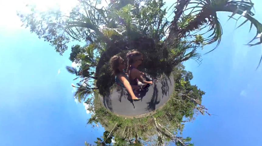 un tiny planet paseando en moto